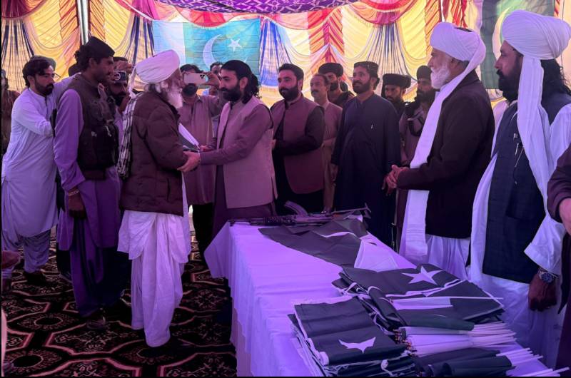 Baloch commander, over 100 militants lay down their arms in Sui