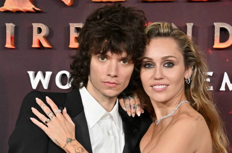Miley Cyrus explains how fiancé Maxx Morando supports her through paper phobia