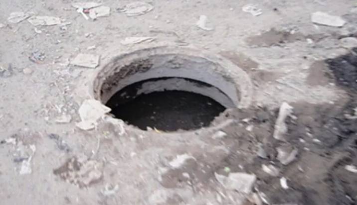 Lodhran DC removed as boy dies after falling into open manhole 