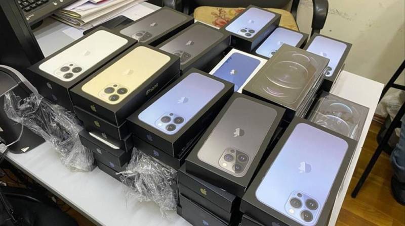 564 smuggled mobile phones recovered from a modified Prado in Karachi