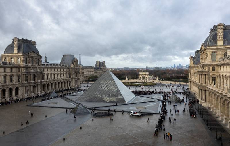 Louvre says hundreds of works damaged by water leak