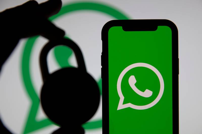WhatsApp testing chat history access for new group members