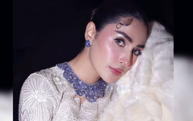 Ayeza Khan stuns fans with glamorous look at Lahore event