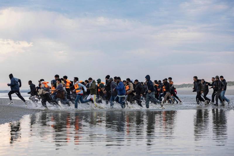 EU nations back 'return hubs' in migration policy tightening