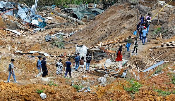Sri Lanka doubles troops for flood disaster recovery