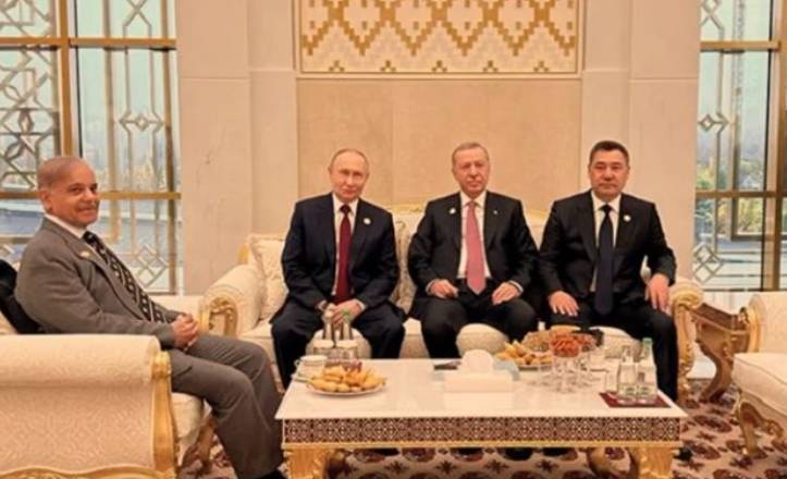 PM Shehbaz exchanges pleasantries with world leaders in Ashgabat