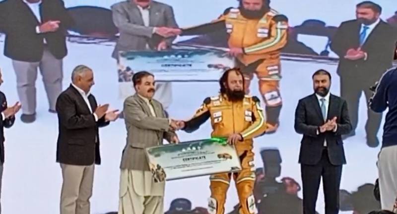 Sultan Golden breaks world record in reverse driving