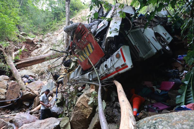 16 students, driver die as bus plunges into ravine in Colombia