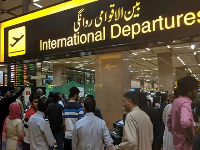 Over 740,000 Pakistanis migrated abroad for employment this year amid off-loading complaints