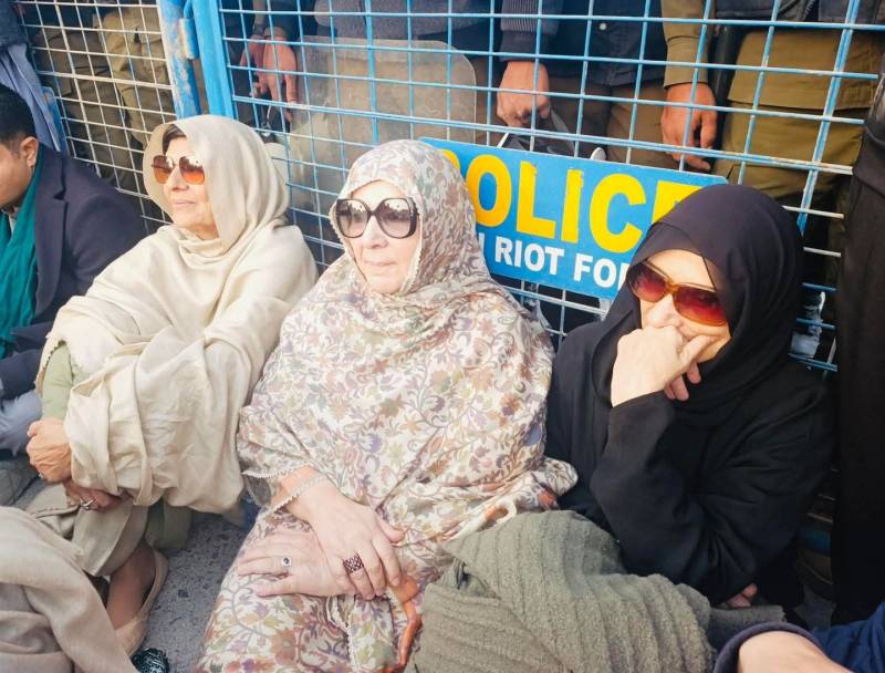 Aleema, Uzma Khan allege prolonged solitary confinement of PTI founder, vow to continue sit-in