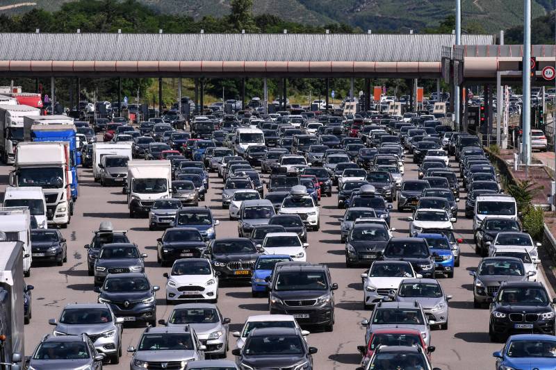EU weakens 2035 combustion-engine ban to boost car industry