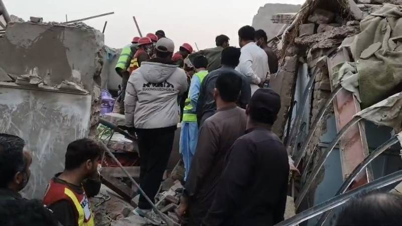 Gas cylinder explosion in Larkana leaves two dead, 15 wounded