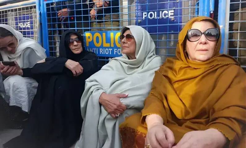 Imran Khan’s sisters and 400 PTI activists booked in Adiala Jail protest case