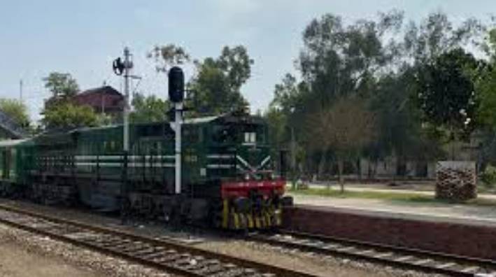 Bahauddin Zakaria Express splits into two near Hyderabad railway station
