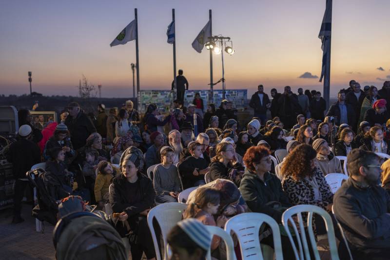 Israelis breach Gaza border to call for resettlement