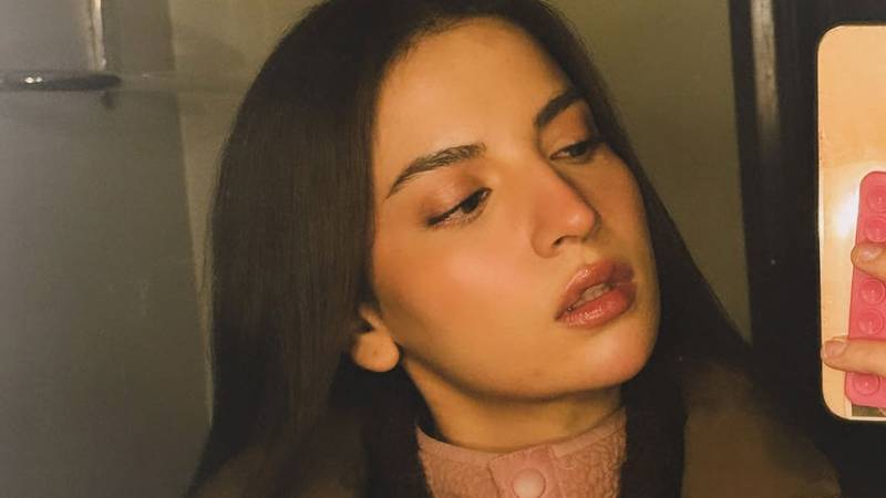 Dananeer Mobeen stuns fans with handmade scarf in chilly Islamabad