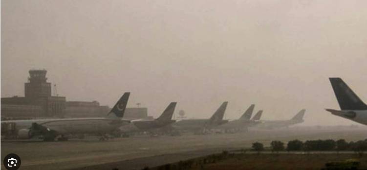 Thick fog disrupts flight operations at Lahore airport