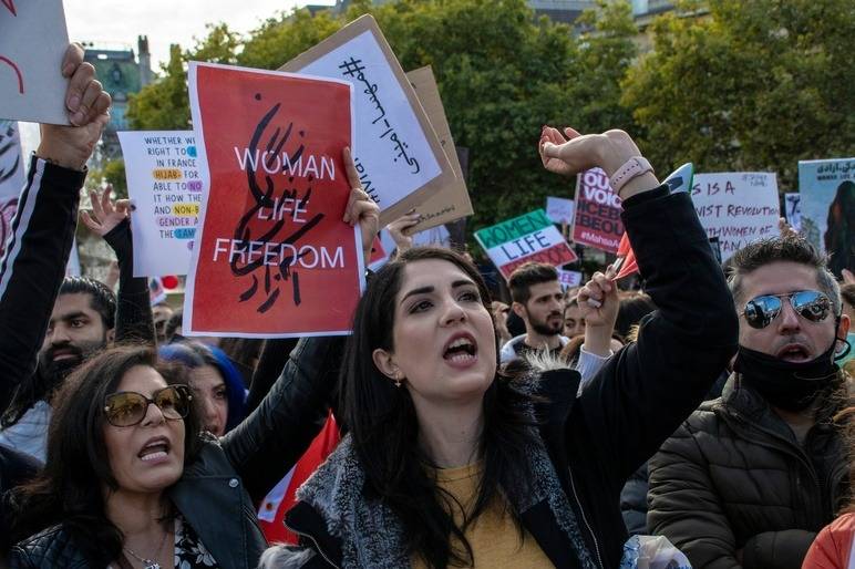 Over 400 prominent women urge Iran to halt execution of woman activist