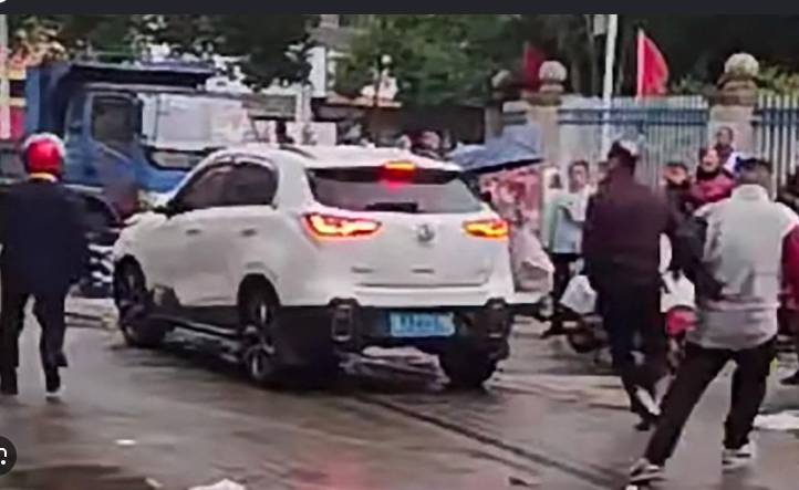 Eight dead, including children, in China SUV crash