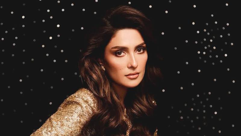 Ayeza Khan spreads festive cheer with glam team