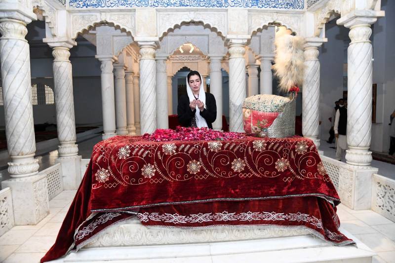 First Lady Aseefa Bhutto visits Garhi Khuda Bakhsh, lays flowers at BB's grave 