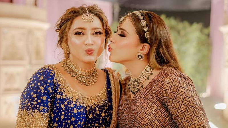 Momina Iqbal dazzle in blue at family wedding 