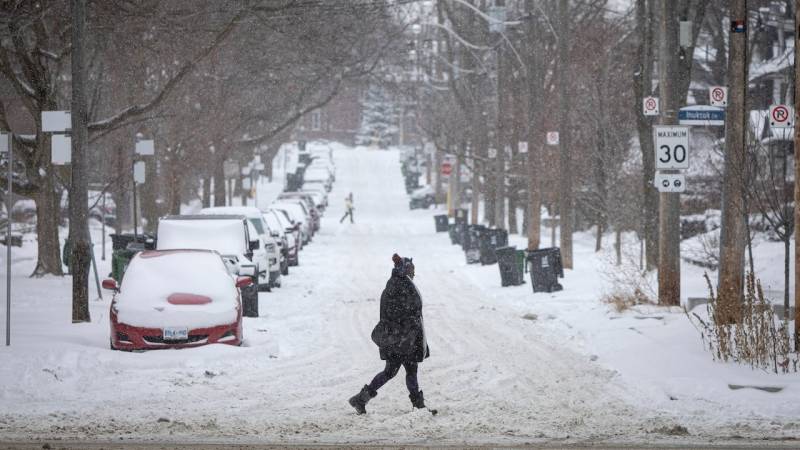 Heavy snowfall disrupts daily life across Ontario