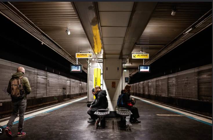 Police arrest suspect after man stabs 3 women in Paris metro