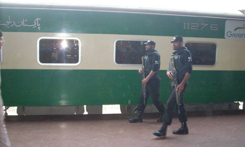 Railway cop returns millions to passenger in Rohri 