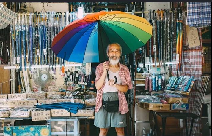 Hong Kongers bid farewell to 'king of umbrellas'