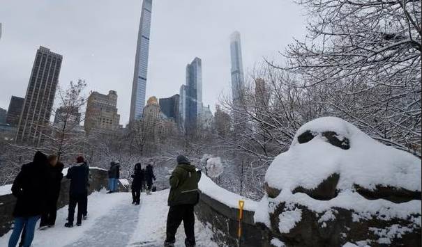 Heavy snow hits New York, flights cancelled nationwide