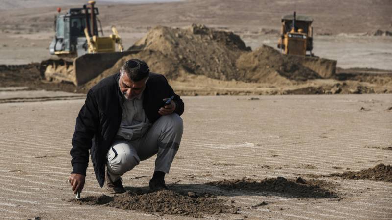 Iraqis cover soil with clay to curb sandstorms