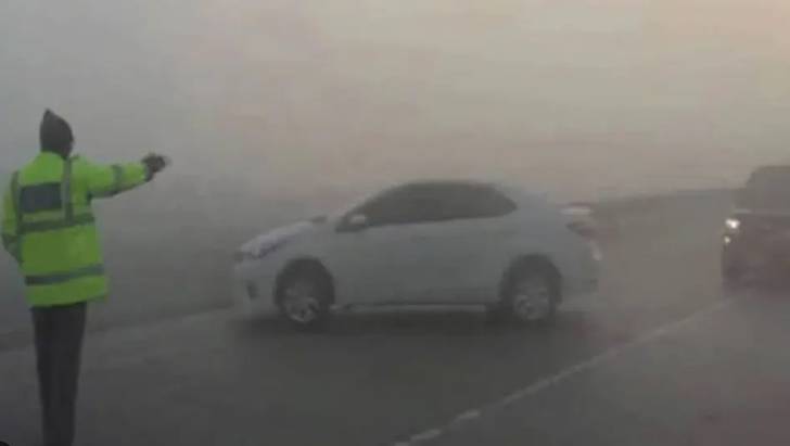 Dense fog blankets Punjab, KP cities and motorways 