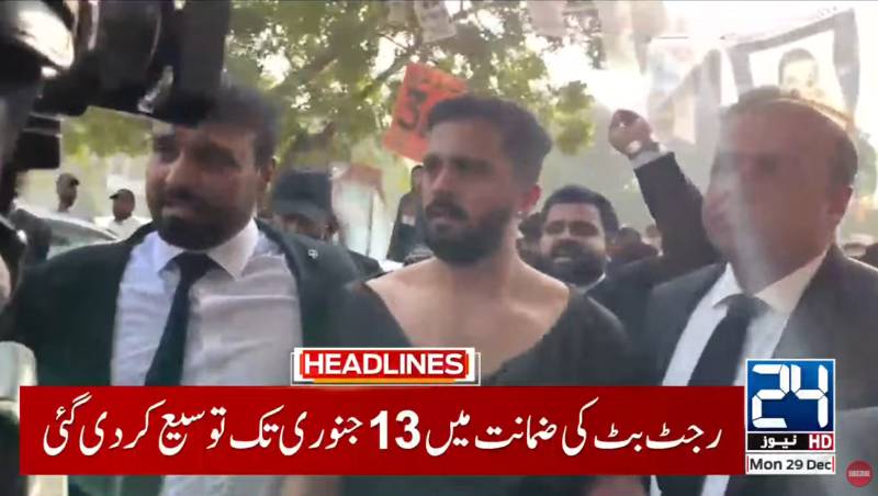 YouTubers Rajab Butt, Nadeem Naniwala beaten by Karachi lawyers 