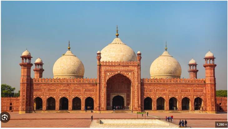 Badshahi Mosque Admin, staff dismissed for negligence during foreign VVIP movement