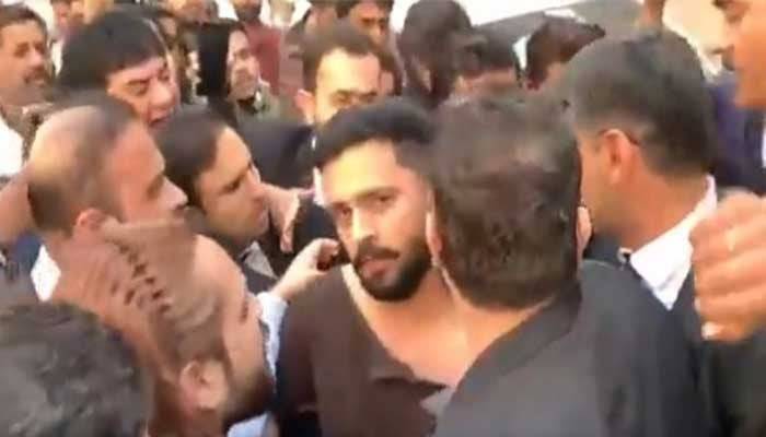 FIR against lawyers for beating Rajab Butt: Karachi Bar announces indefinite strike