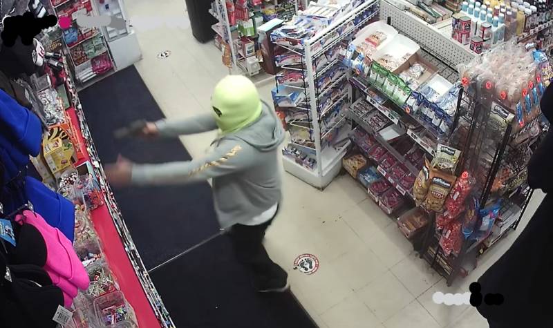 Brave girls foil armed robbery at Multan superstore