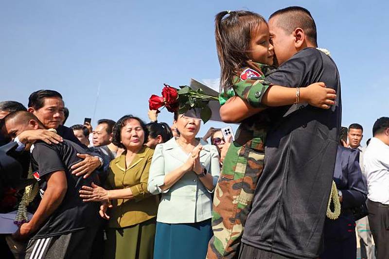 Cambodian soldiers freed by Thailand receive hero's welcome