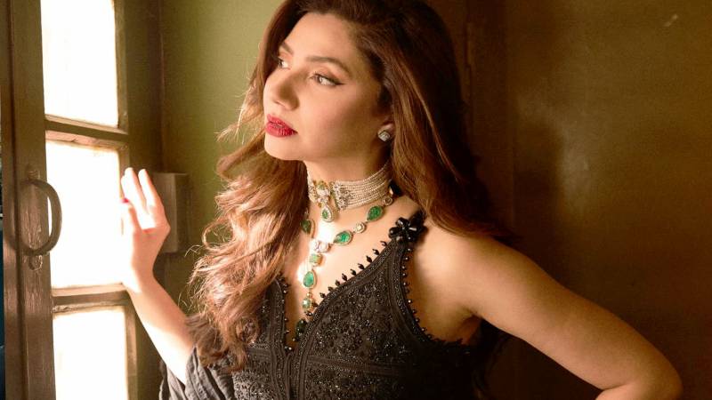 Mahira Khan reflects on iconic journey as she bids farewell to 2025