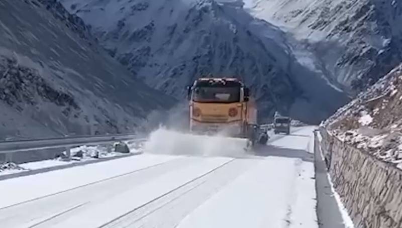 FWO ensures Pakistan-China trade connectivity through KKH in harsh winter