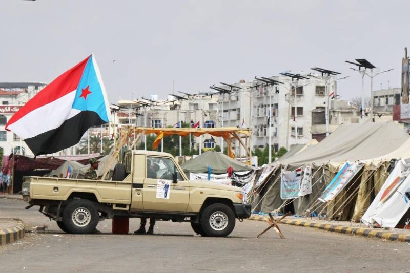 Pro-Saudi Yemen governor launches bid for military bases after UAE-backed advance