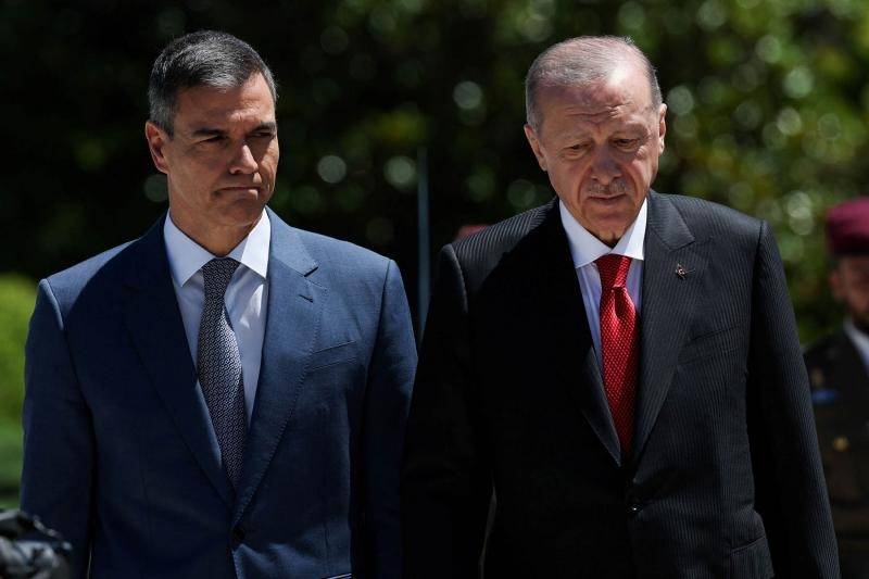 Turkey's Erdogan hails 2.6 bln euro jet deal with Spain