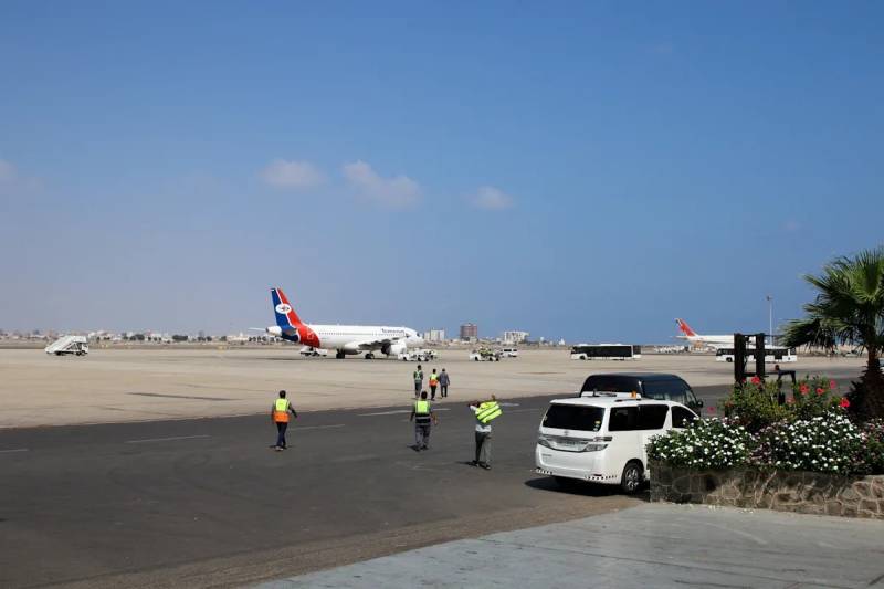 400 tourists stuck on island as flights halted over Yemen fighting: officials