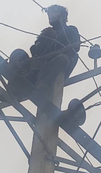 Man climbs electricity pole with knife in Multan