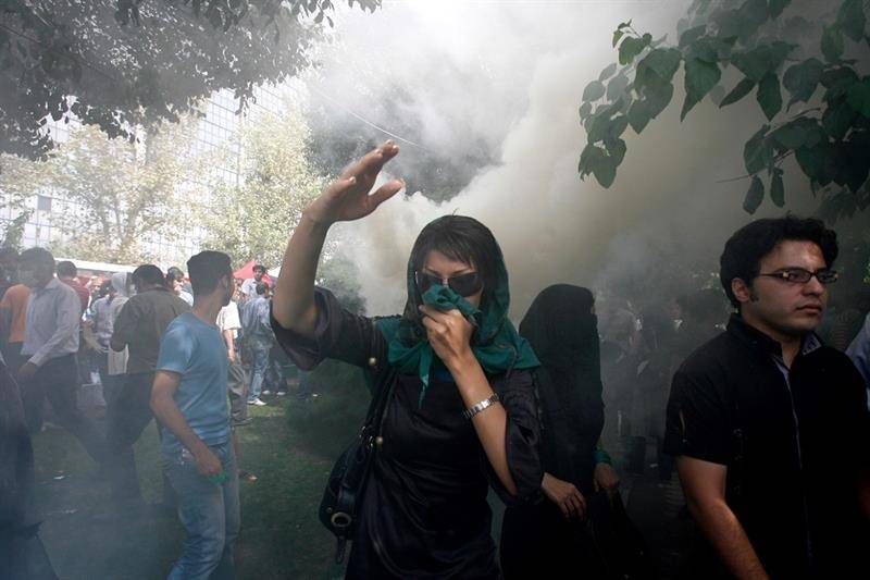 Iran security forces use tear gas in Tehran bazaar as toll rises