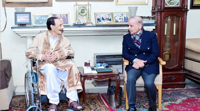 PM visits Raja Zafarul Haq’s residence to inquire about his health