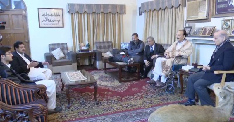 Prime Minister Shehbaz Sharif visits Raja Zafarul Haq, prays for his recovery
