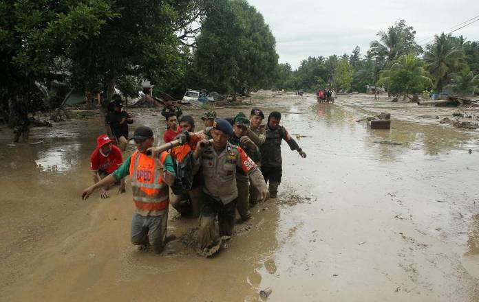 Indonesia flood kills 16, displaces hundreds