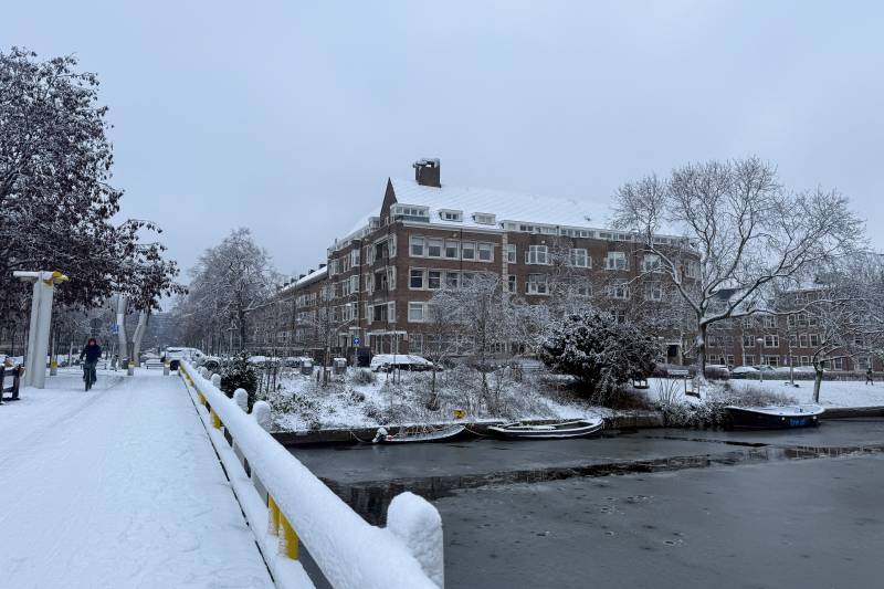 Snow disrupts Dutch air, rail and road traffic