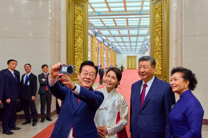South Korea's Lee snaps Xi selfie with Chinese 'backdoor' phone